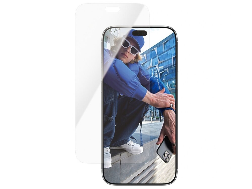 Obraz przedstawia telefon z nałożonym szkłem ochronnym, na ekranie widoczna jest osoba w niebieskiej odzieży i białych okularach przeciwsłonecznych. W tle znajduje się nowoczesny budynek z dużymi oknami.