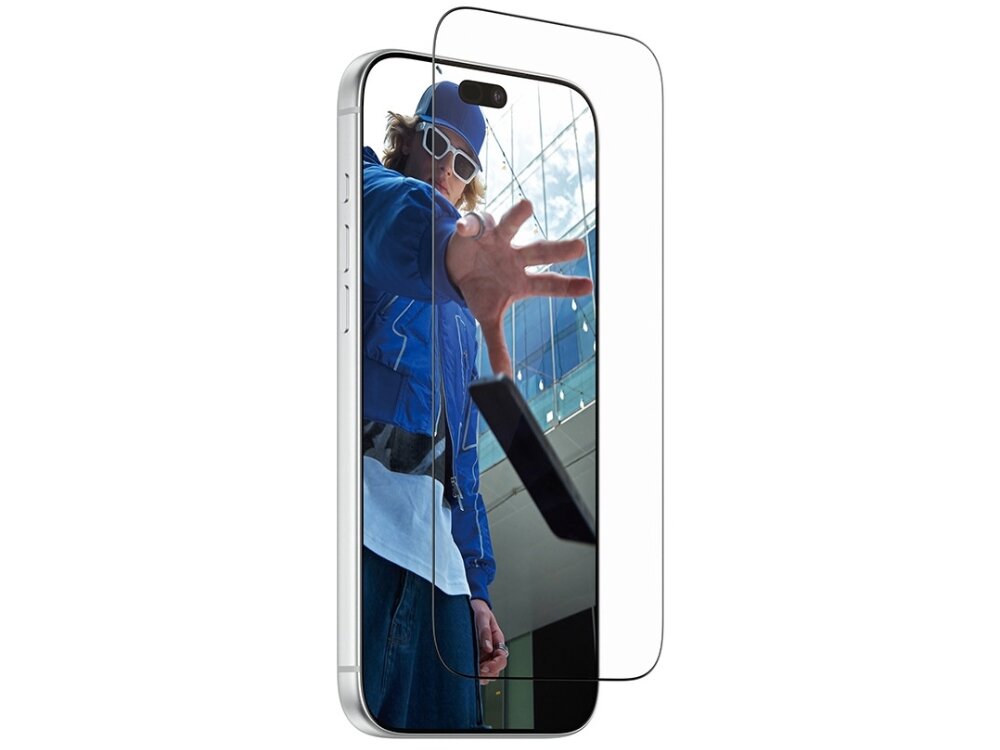 Na obrazie widoczny jest smartfon z nałożonym szkłem ochronnym, na ekranie którego wyświetla się postać w niebieskiej kurtce i okularach przeciwsłonecznych. Szkło ochronne jest przezroczyste i dopasowane do kształtu ekranu.