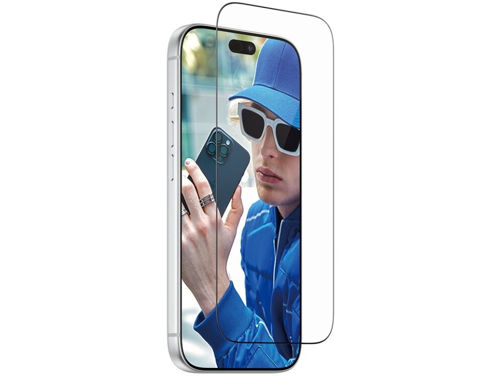 Obraz przedstawia telefon z nałożonym szkłem ochronnym, na ekranie widoczna jest osoba w niebieskiej czapce i okularach przeciwsłonecznych trzymająca telefon. Szkło ochronne jest przezroczyste i dopasowane do kształtu ekranu.