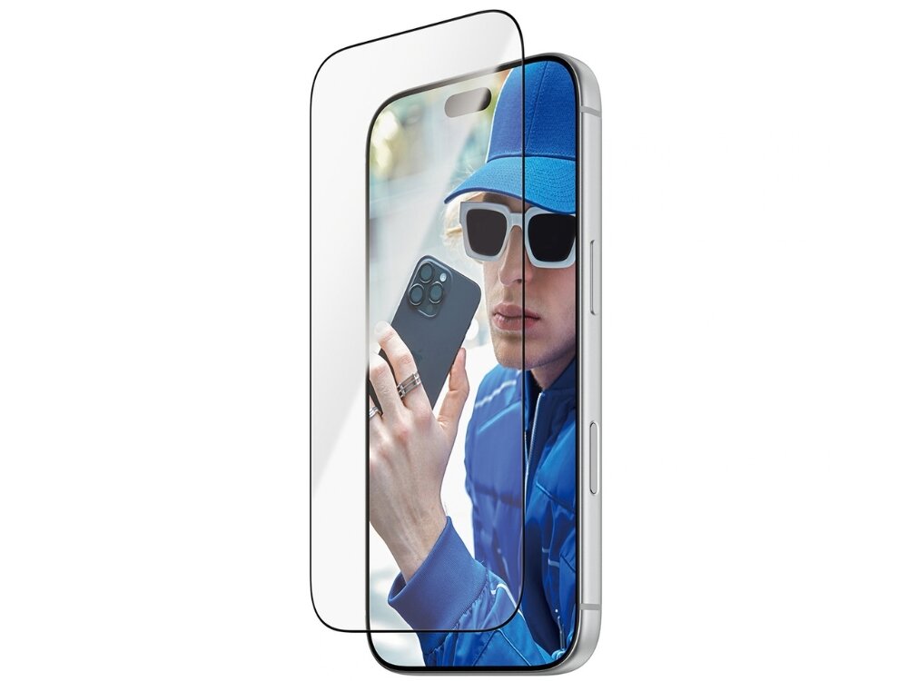 Obraz przedstawia szkło hartowane nałożone na ekran smartfona, na którym widoczna jest osoba w niebieskiej czapce i okularach przeciwsłonecznych trzymająca telefon. Szkło jest przezroczyste i dopasowane do kształtu urządzenia.