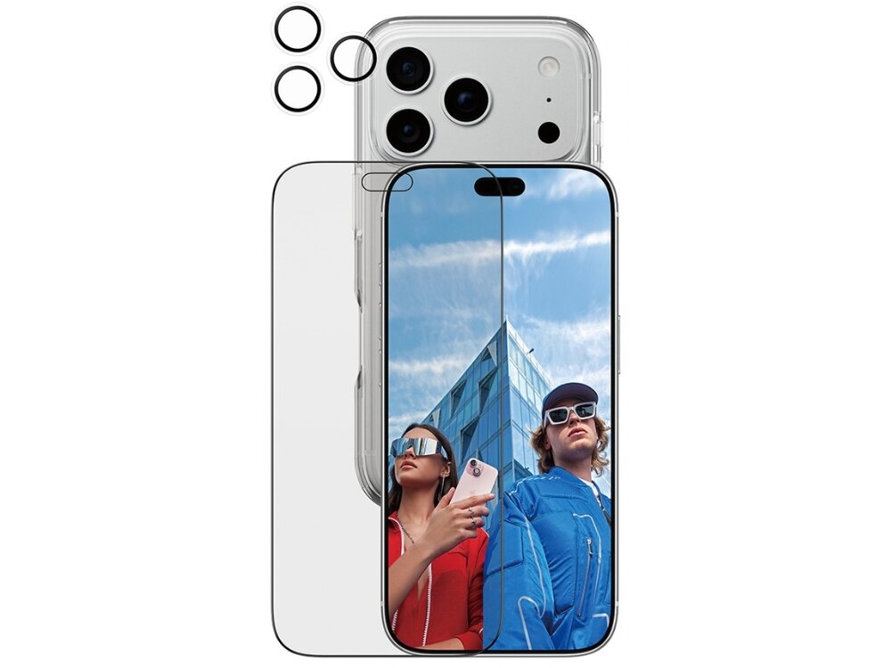 Na obrazie widoczny jest przezroczysty telefon z trzema obiektywami aparatu oraz dwie osoby w kolorowych ubraniach na tle nowoczesnego budynku. Obok telefonu znajdują się dodatkowe elementy ochronne, takie jak szkło prywatyzujące i szkło na obiektyw.