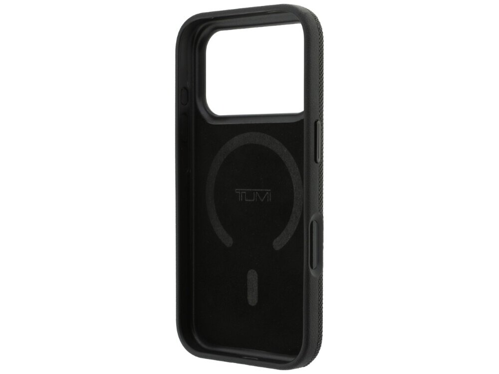 Czarne etui z logo \'TUMI\' wewnątrz, przeznaczone do telefonu z dużym otworem na aparat i przyciskiem bocznym. Wewnątrz widoczny jest okrągły wzór sugerujący kompatybilność z MagSafe.
