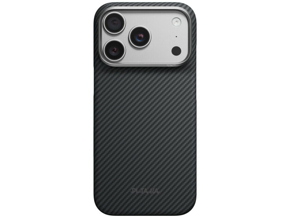 Etui na telefon w kolorze czarno-szarym z widocznym wzorem przypominającym włókno węglowe. Na etui znajduje się wycięcie na aparat z trzema obiektywami i napisem \'PITAKA\'.
