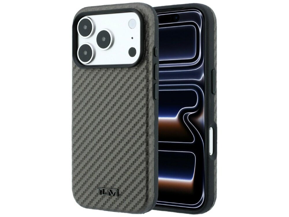 Etui na telefon z widoczną teksturą przypominającą włókno węglowe, z trzema otworami na aparaty i logo \'TUMI\' na dole. Telefon w etui ma wyświetlony abstrakcyjny wzór na ekranie.