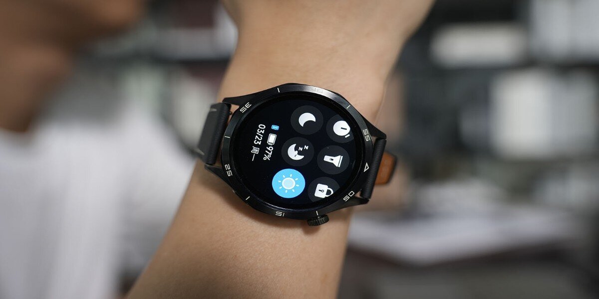 Smartwatch MIBRO GT Czarny na nadgarstku osoby.