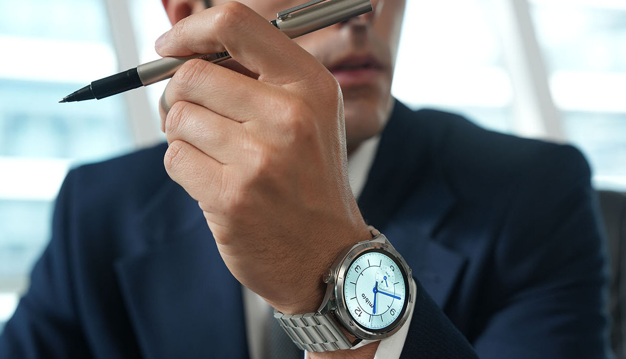 Smartwatch MIBRO GT Srebrny na nadgarstku osoby.