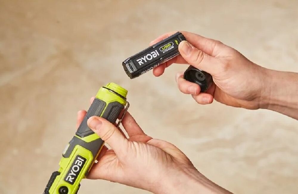 Latarka RYOBI USB Lithium RLP4-0, jasność, lumeny, tryby, oświetlenie, Wkładanie akumulatora USB do obudowy latarki.