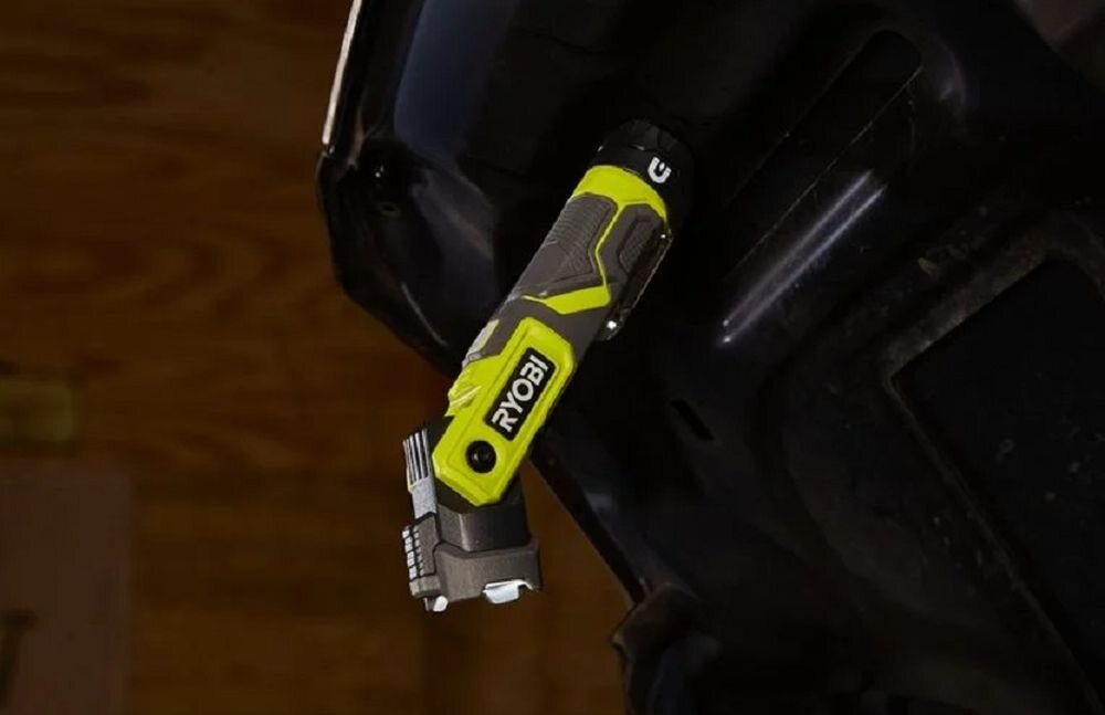 Latarka RYOBI USB Lithium RLP4-0, magnes, mocowanie, klips, wygoda, Latarka zamocowana magnesem na metalowej powierzchni.