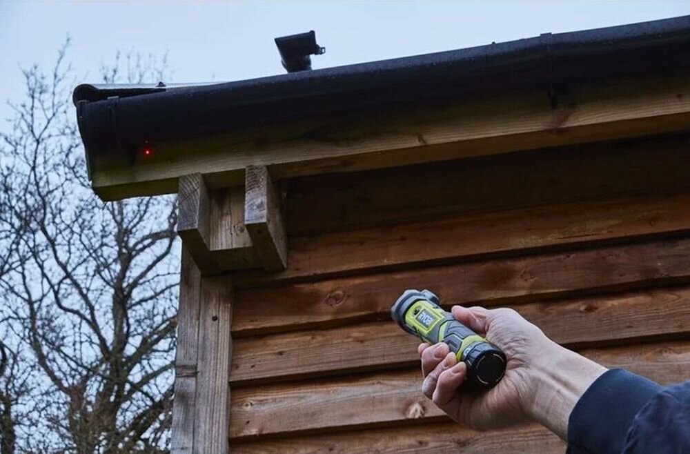Latarka RYOBI USB Lithium RLP4-0, laser, wskaźnik, akumulator, czas, Wskazywanie punktu na dachu wskaźnikiem laserowym.