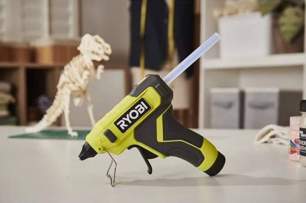 Pistolet do kleju RYOBI RGLU4-0, pistolet, klejenie, bezprzewodowość, lekkość, Pistolet na klej na gorąco stojący na blacie