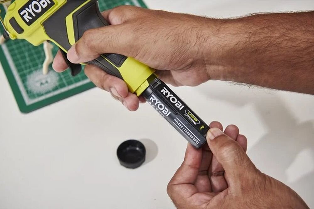 Pistolet do kleju RYOBI RGLU4-0, solo, zasilanie, oszczędność, warsztat, Wkładanie akumulatora USB do pistoletu na klej.