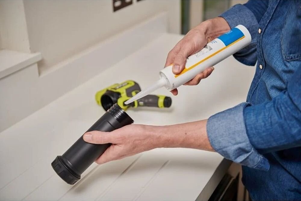 Pistolet do mas uszczelniających RYOBI RCG4-0, ergonomia, lekkość, ergonomia, wygoda, Wkładanie kartusza z silikonem do pistoletu.