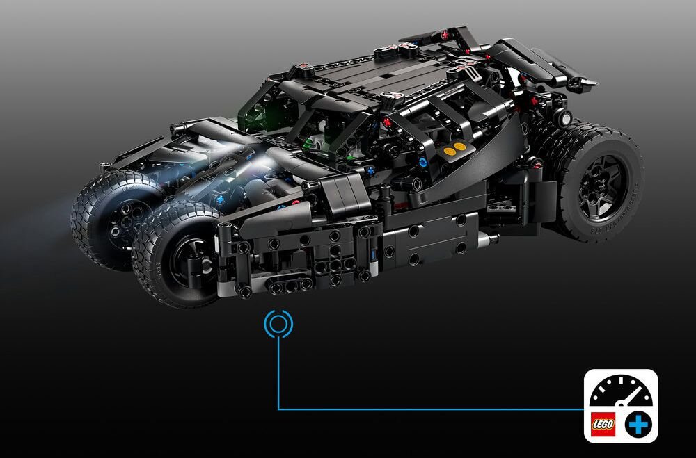 Model pojazdu z klocków LEGO, przypominający Batmobile, z widocznymi reflektorami i szczegółowymi elementami konstrukcji. W prawym dolnym rogu znajduje się ikona z logo LEGO i symbolem prędkościomierza.