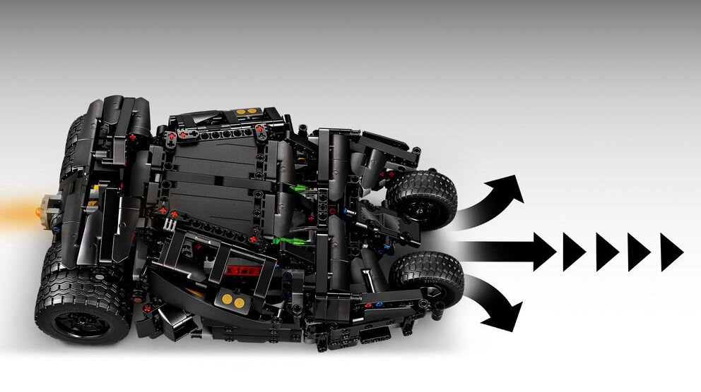 Model LEGO przedstawiający czarny pojazd z dużymi kołami i detalami technicznymi. Obok pojazdu widoczne są czarne strzałki wskazujące kierunek ruchu.