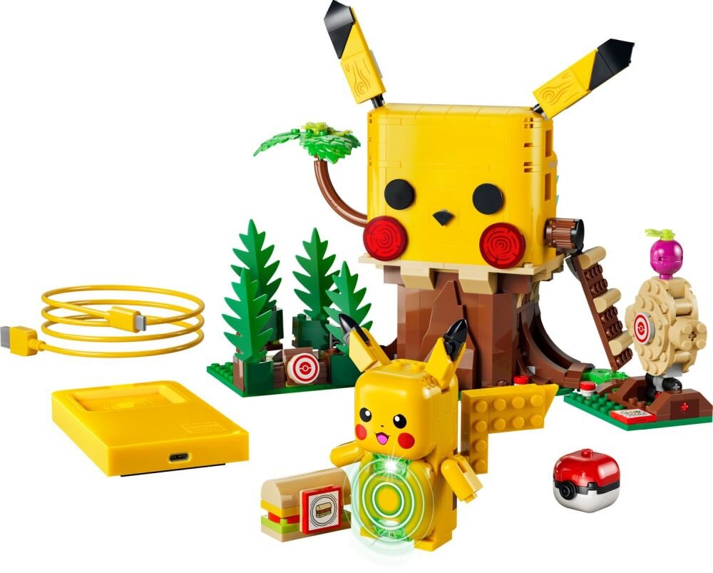 Zestaw klocków przedstawiający Pikachu oraz elementy przypominające drzewo i akcesoria, takie jak kabel i pokeball. Widoczne są również kolorowe elementy dekoracyjne i podstawka.