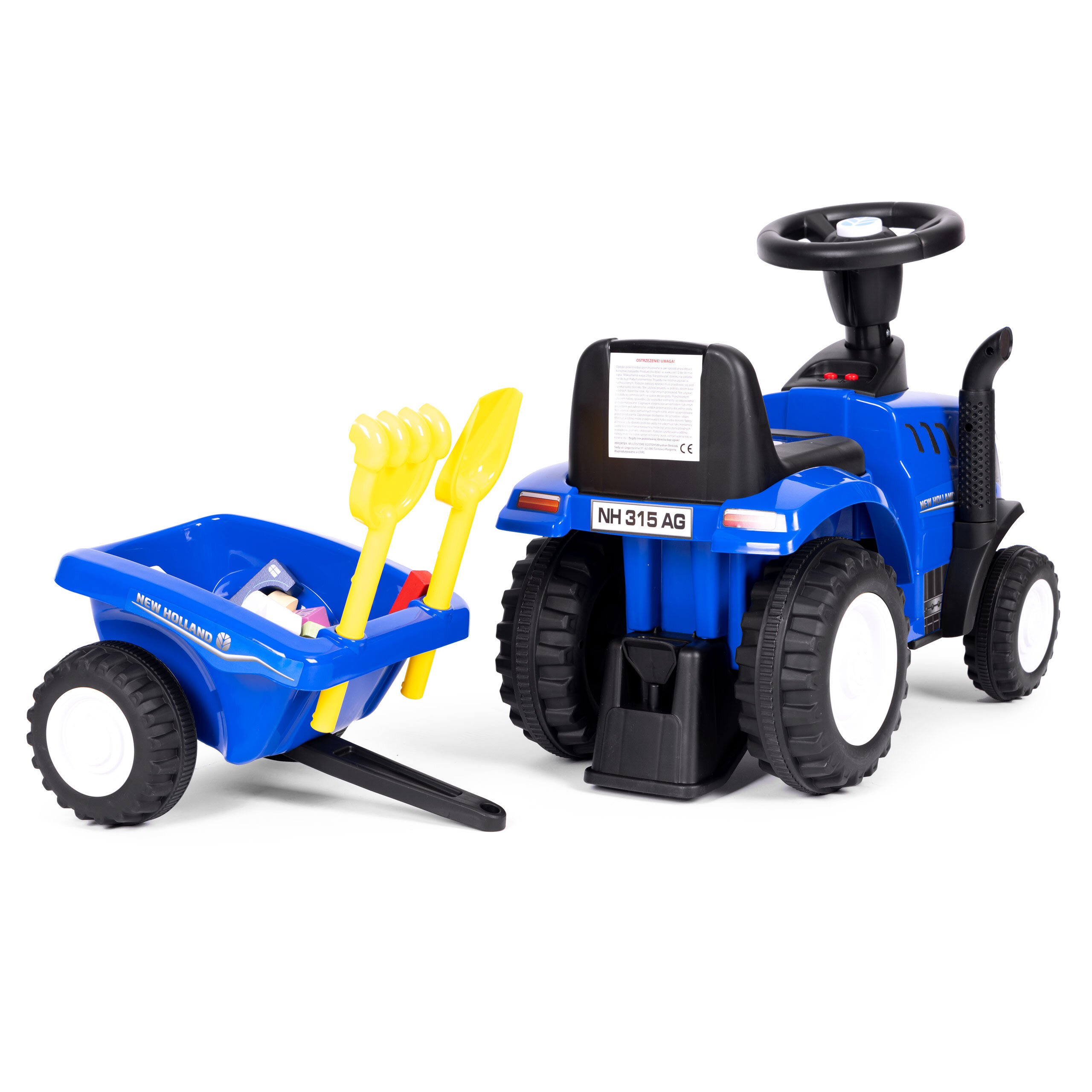 Niebieski jeździk w kształcie traktora z przyczepką, na której znajdują się żółte narzędzia. Na przyczepce widoczne jest logo \'New Holland\', a na tylnym panelu traktora napis \'NH 315 AG\'.