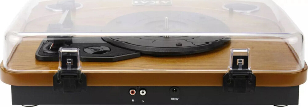 Gramofon z przezroczystą pokrywą, widoczne złącza audio i zasilania z przodu. Na pokrywie znajduje się logo \'AKAI\'.