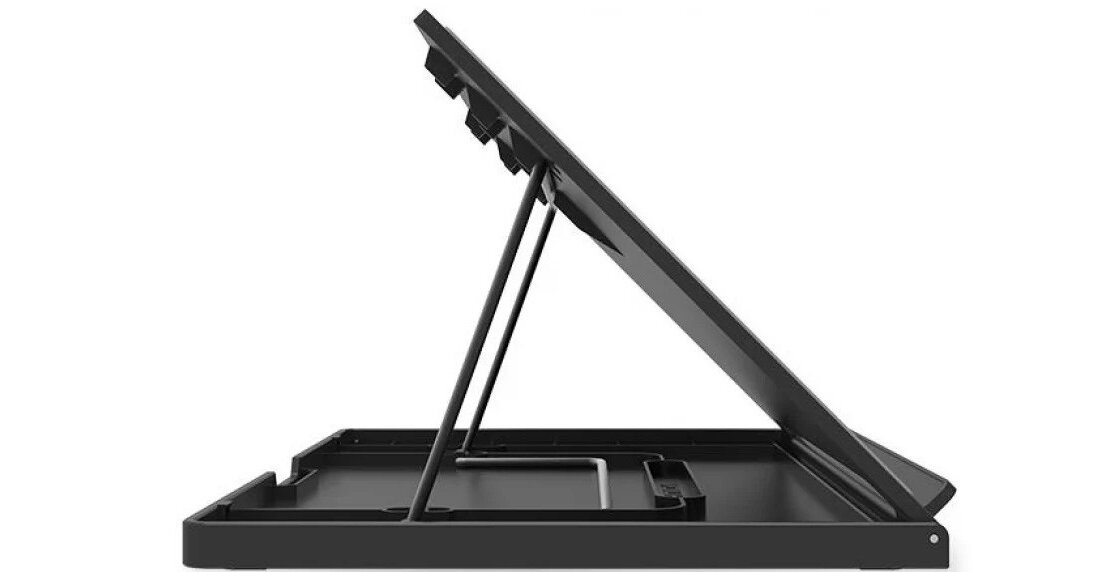Obraz przedstawia czarny tablet graficzny ustawiony pod kątem na podstawce. Konstrukcja jest smukła i nowoczesna.