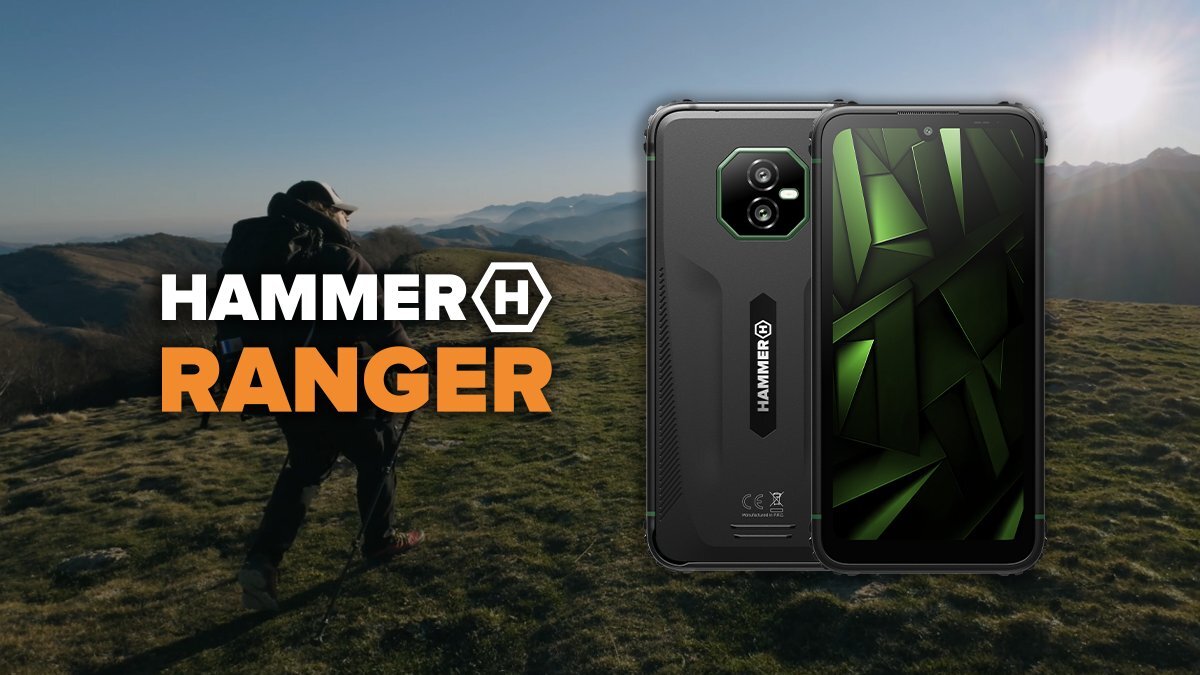 Na obrazie widoczny jest smartfon z czarno-zielonym wyświetlaczem oraz napis \'HAMMER RANGER\'. W tle znajduje się krajobraz górski z osobą wędrującą.