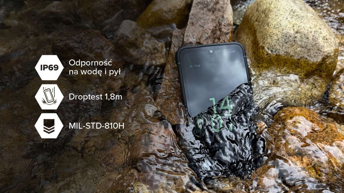 Smartfon zanurzony w wodzie wśród kamieni, na ekranie widoczna godzina 14:07. Obok znajdują się ikony z tekstem: \'IP69 Odporność na wodę i pył\', \'Droptest 1,8m\', \'MIL-STD-810H\'.
