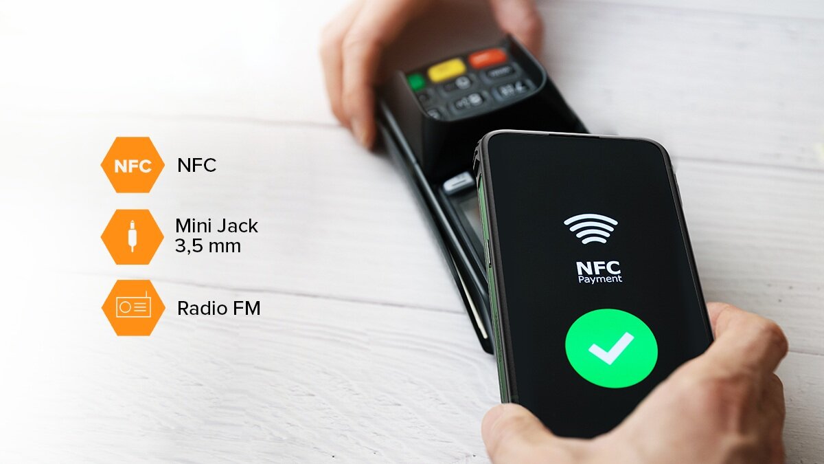 Osoba trzyma smartfon z wyświetlonym symbolem NFC Payment i zielonym znakiem potwierdzenia, zbliżając go do terminala płatniczego. Obok widoczne są ikony z napisami: NFC, Mini Jack 3,5 mm, Radio FM.