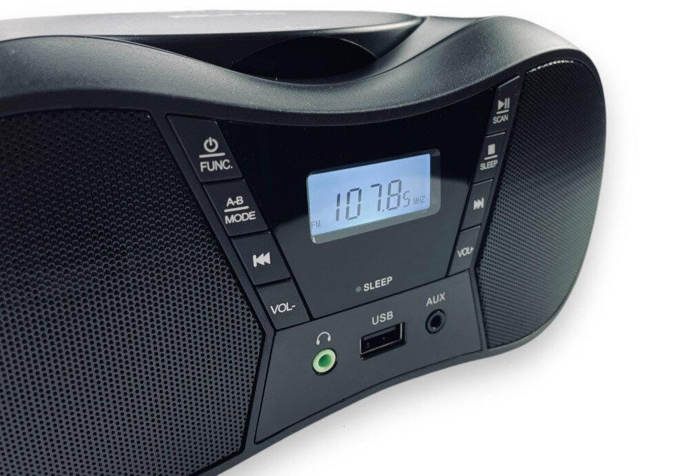 Radioodtwarzacz z wyświetlaczem pokazującym częstotliwość 107.8 FM, posiada przyciski funkcyjne, wejścia USB i AUX oraz gniazdo słuchawkowe.