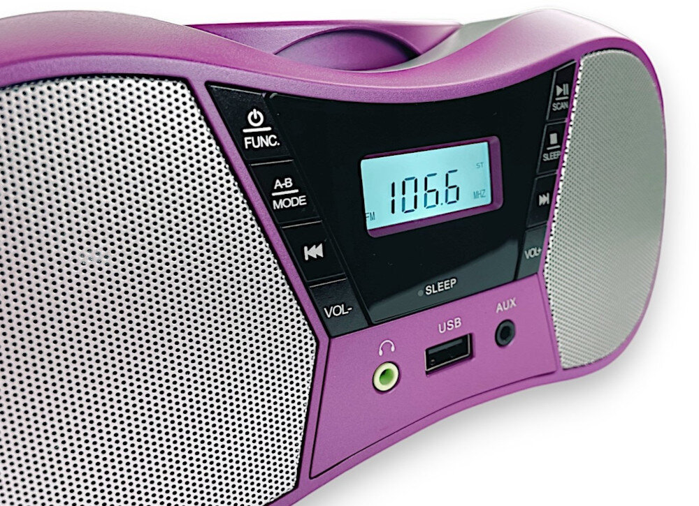 Radioodtwarzacz w kolorze fioletowym z wyświetlaczem pokazującym częstotliwość 106.6 MHz. Widoczne są przyciski funkcyjne, wejścia USB i AUX oraz głośniki po obu stronach.