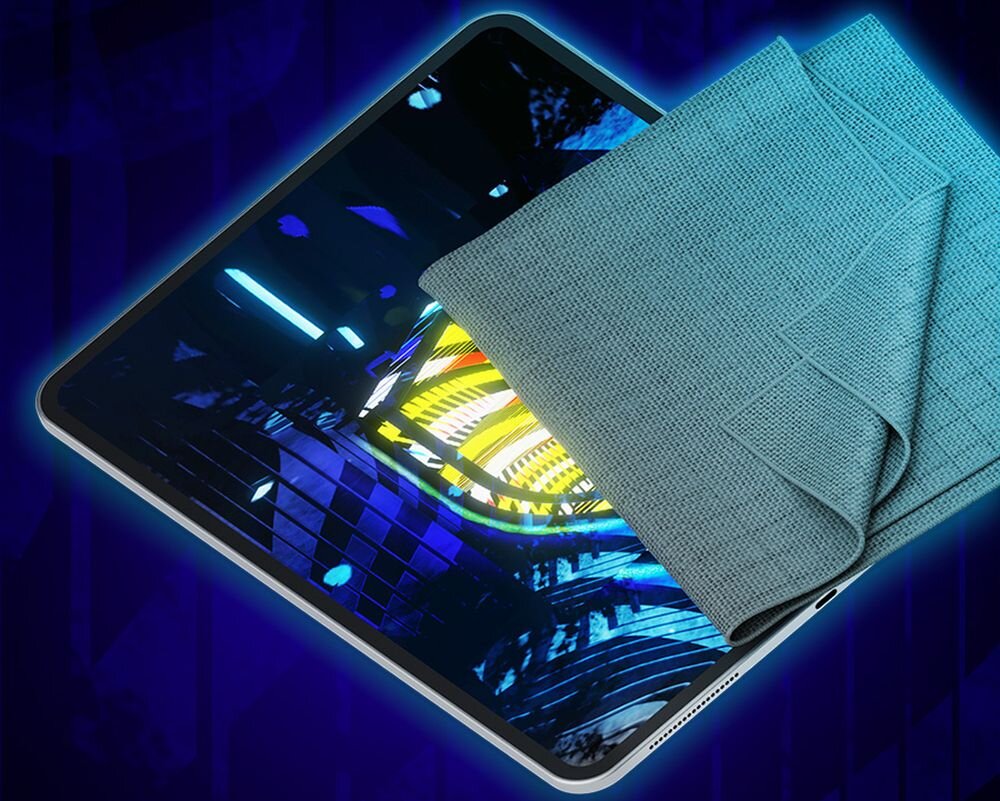 Na obrazie widoczny jest tablet z kolorowym, abstrakcyjnym wzorem na ekranie, częściowo przykryty szmatką z tkaniny. Tło jest ciemne z niebieskimi akcentami.