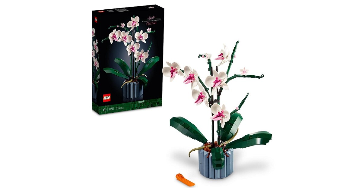 Na obrazie widoczny jest zestaw LEGO przedstawiający orchideę w doniczce, z białymi i różowymi kwiatami oraz zielonymi liśćmi. Obok znajduje się pudełko z grafiką tego samego zestawu oraz logo LEGO.