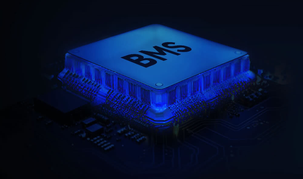 Obraz przedstawia podświetlony na niebiesko element elektroniczny z napisem \'BMS\'.