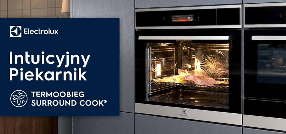 Na obrazie widoczny jest piekarnik w zabudowie z otwartymi drzwiczkami, w którym znajduje się pieczeń. Obok znajduje się niebieski panel z logo Electrolux i tekstem: \'Intuicyjny Piekarnik TERMOOBIEG SURROUND COOK®\'.