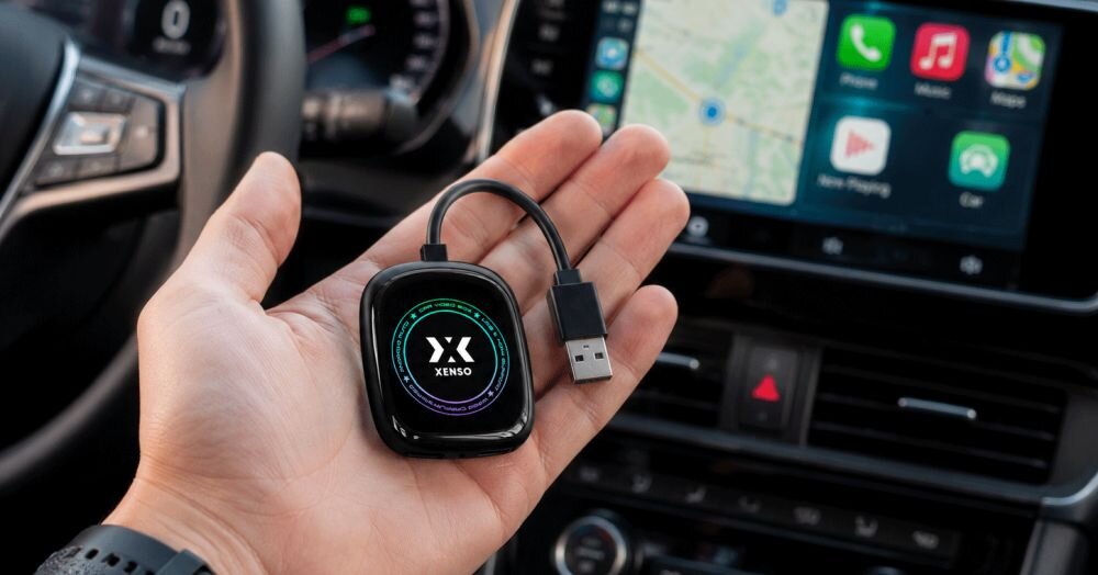 Adapter XENSO Y4 fabryczny ekran USB HDMI OUT, adapter trzymany w ręku