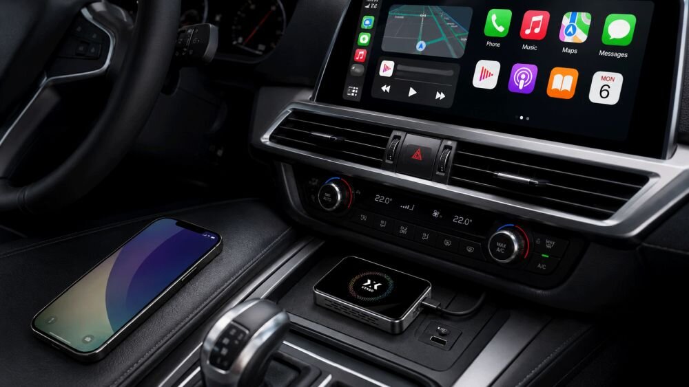 Adapter XENSO Y6 bezprzewodowy CarPlay Android Auto i funkcje multimedialne, ADAPTER LEŻĄCY NA KOKPICIE AUTA