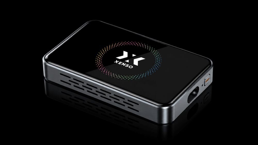 Adapter XENSO Y6 kompatybilność przewodowy Apple CarPlay Android Auto iPhone Android, adapter na ciemnym tle