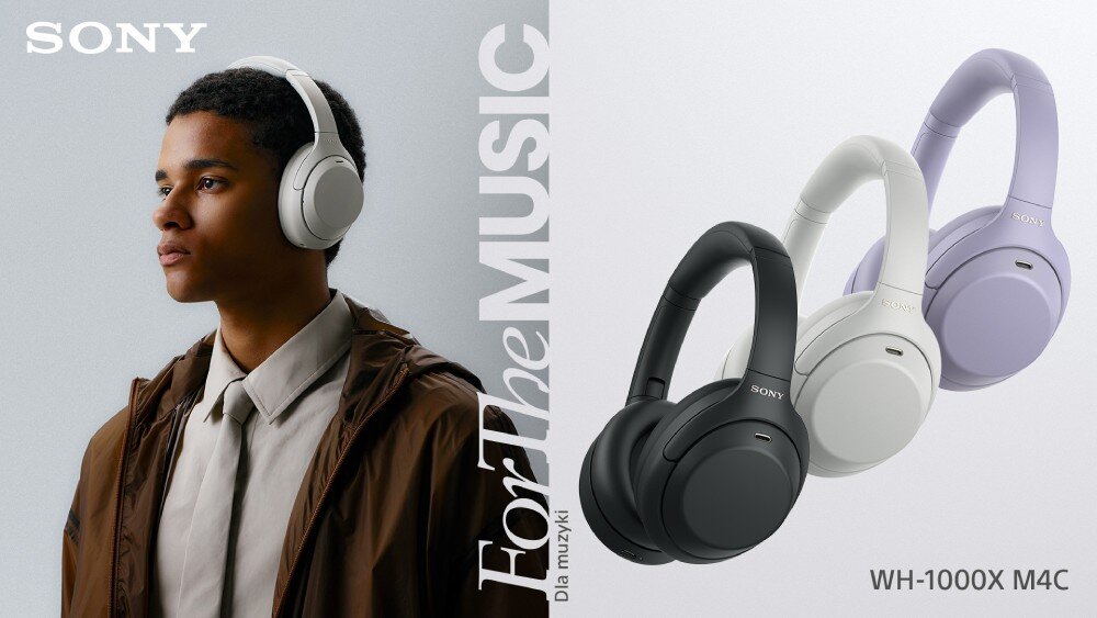 Słuchawki nauszne SONY WH-1000XM4C Mężczyzna w koszuli, krawacie i kurtce ma założone słuchawki nagłowne Obok widoczne są trzy modele słuchawek oraz napis 'For The Music'