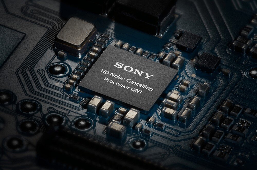 Słuchawki nauszne SONY WH-1000XM4C Zbliżenie na płytkę drukowaną z procesorem z napisem 'SONY HD Noise Cancelling Processor QN1'