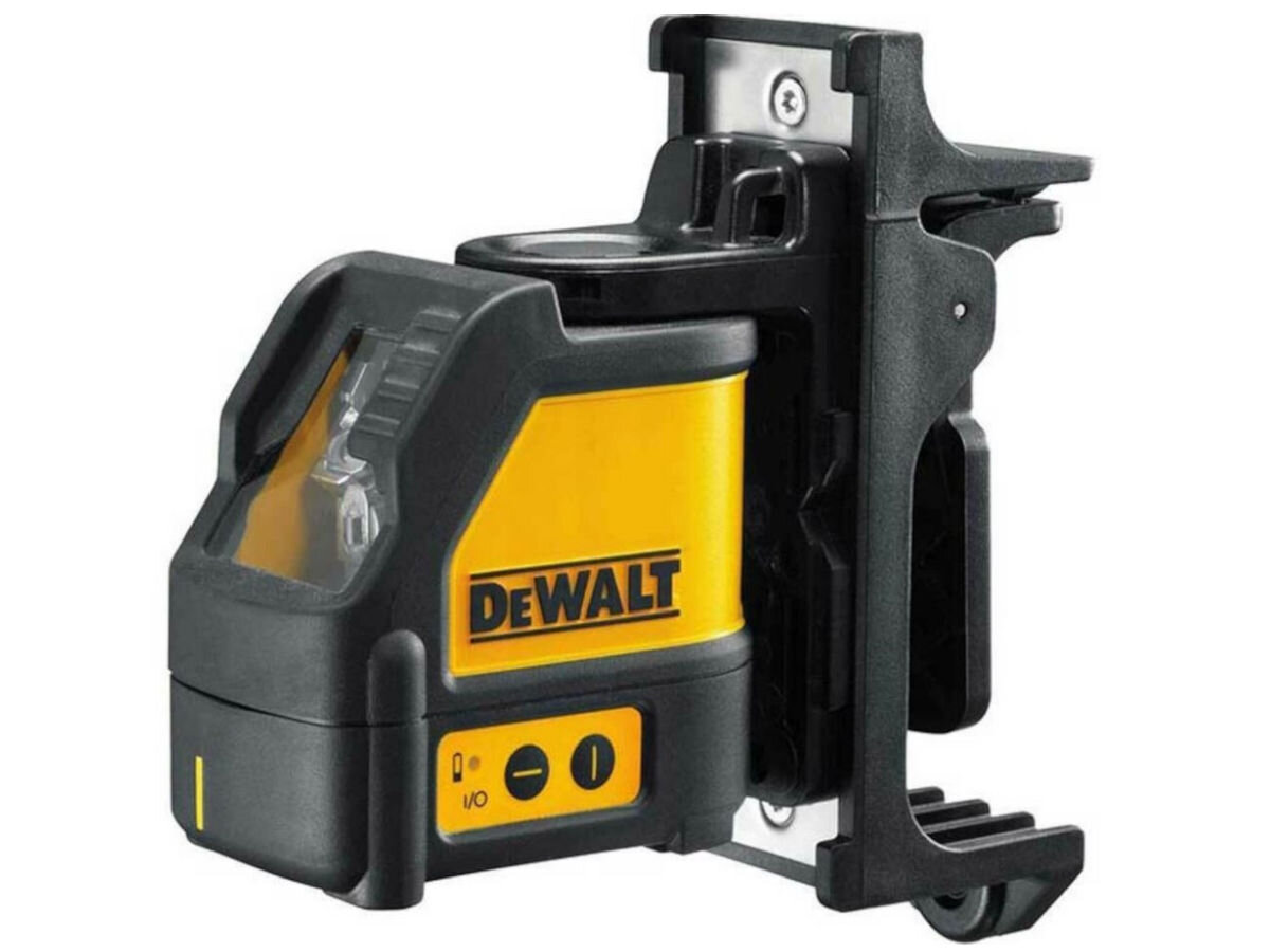 Laser krzyżowy DEWALT DW088K, uszkodzenia, ochrona, trwałość, budowa, na białym tle laser wraz z zamontowanym uchwytem