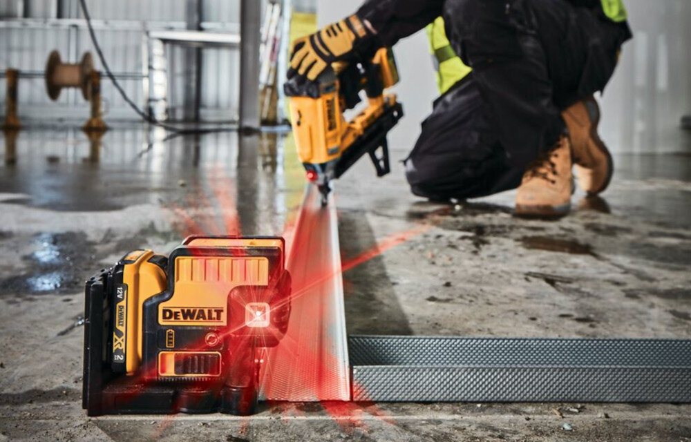 Laser krzyżowy DEWALT DCE0822D1R linia krzyżowa widoczne w zakresie 360 stopni na odległości do 15 m w pomieszczeniach zamkniętych tryb pulsacyjny współpraca z detektorem większy zasięg do 50 m
