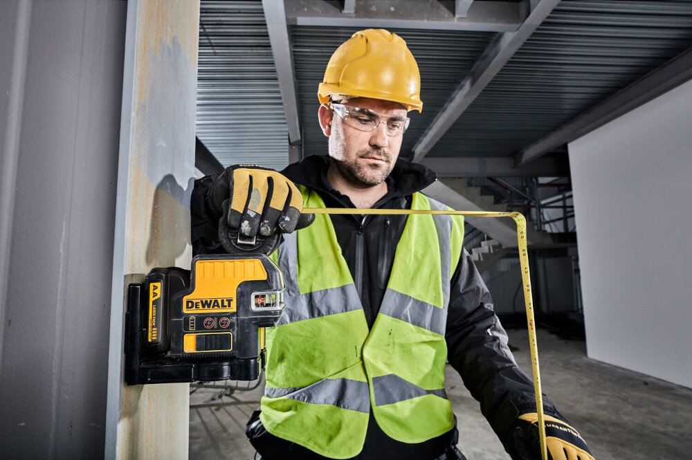 Laser krzyżowy DEWALT DCE0822D1R urządzenie dwupłaszczyznowe jednoczesne wyznaczenia linii poziomej na wszystkich ścianach linii pionowej na dwóch ścianach pomiar poziomu w polu o średnicy 100 m
