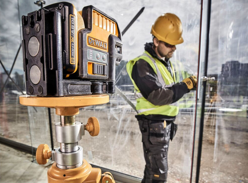 Laser krzyżowy DEWALT DCE0822D1R funkcja blokady wahadła zintegrowany uchwyt magnetyczny