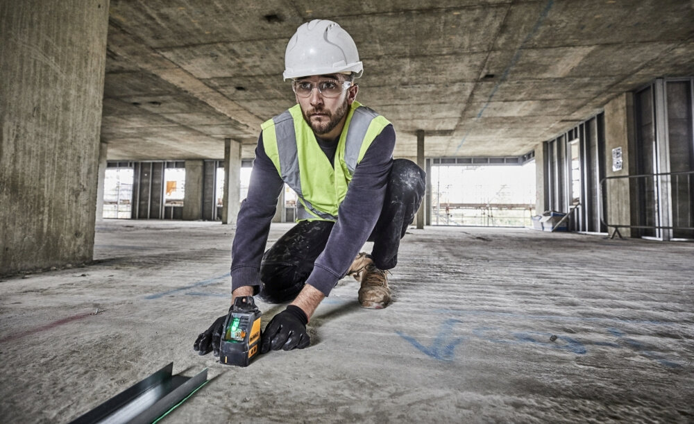 Laser krzyżowy DEWALT DW088CG dwie zielone wiazki standardowy zasieg do 15 m mozlowosc rozszerzenia do 50 m z detektorem DEWALT DE0892 wsechstronnosc