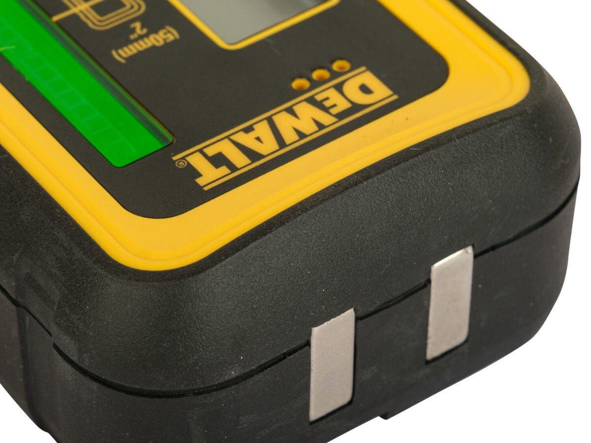 Detektor wiązki laserowej DEWALT DE0892G-XJ, efektywnie, promień, 50m, przestrzenie, na białym tle zbliżenie na górną obudowę detektora