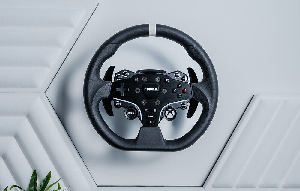 Kierownica MOZA Racing R3 RS053 (XBOX/PC) kierownica na jasnym tle ze strukturami geometrycznymi ekosystem akcesoriów MOZA Xbox PC rozbudowa zestawu modularna konstrukcja