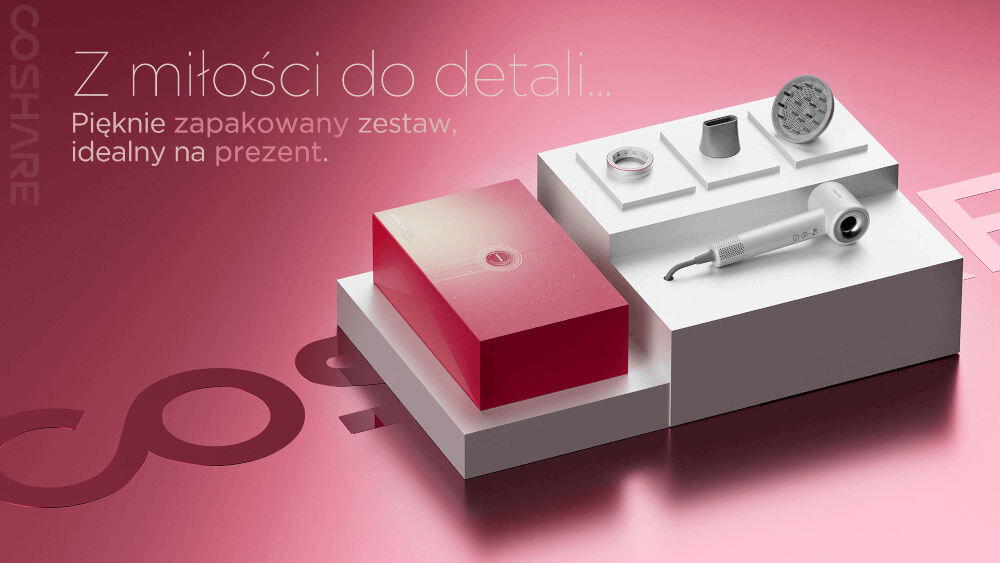 Na różowym tle znajduje się zestaw suszarki COSHARE SuperFlow1 Pro Czarny 1600W z akcesoriami, zaprezentowany na białych podestach. Widoczny jest tekst: \'Z miłości do detali... Pięknie zapakowany zestaw, idealny na prezent.\'