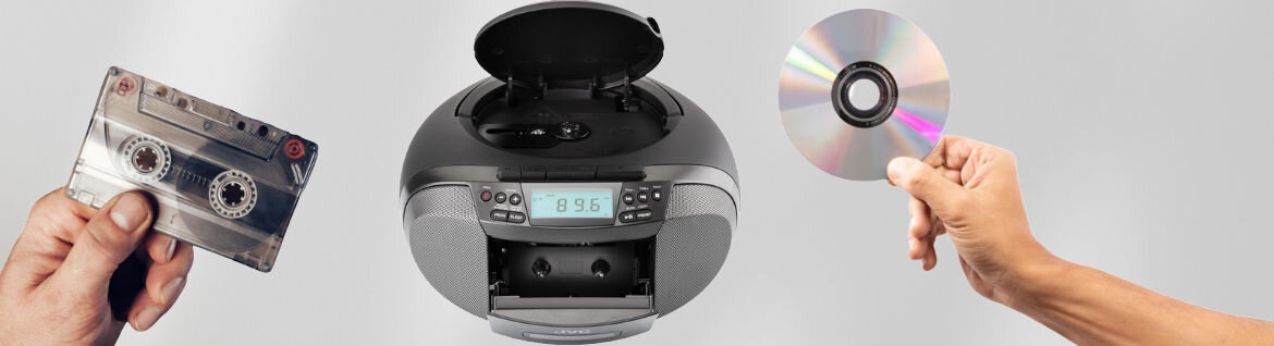 Na obrazie widoczny jest czarny radioodtwarzacz z otwartą pokrywą na płyty CD, wyświetlaczem LCD pokazującym \'8:85\' oraz dwoma głośnikami. Po bokach znajdują się ręce trzymające kasetę magnetofonową i płytę CD.
