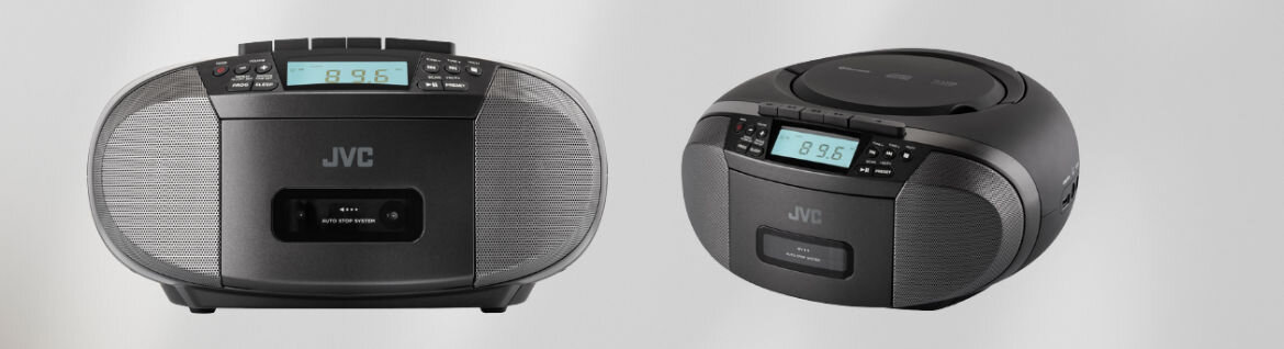 Dwa ujęcia czarnego radioodtwarzacza JVC z wyświetlaczem LCD pokazującym 89.6. Widoczne są głośniki, przyciski sterujące oraz logo JVC.