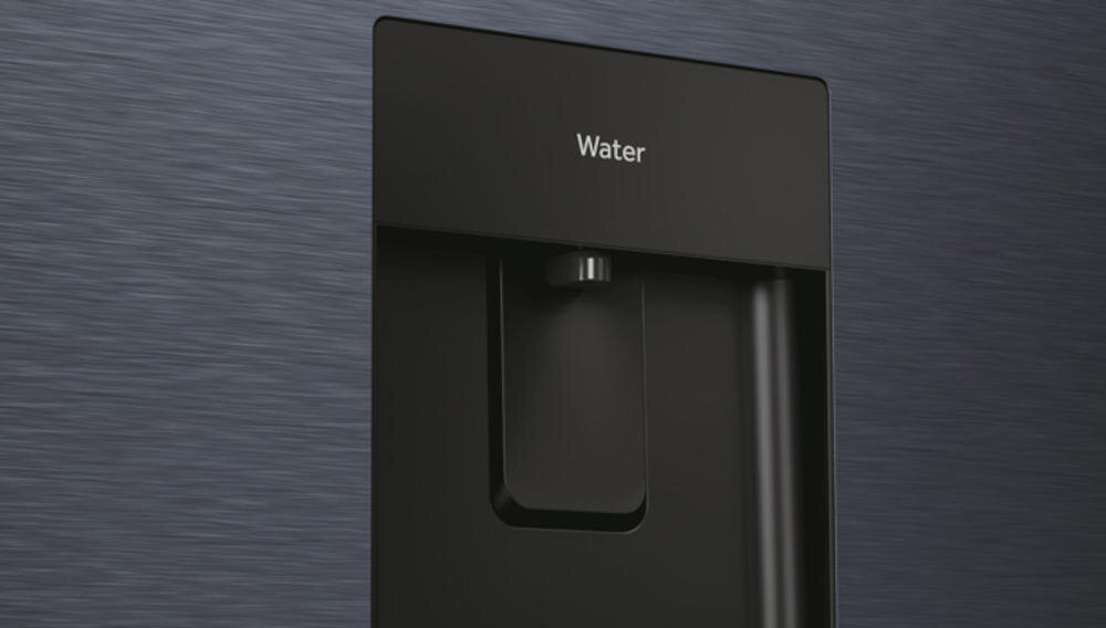 Czarny panel z napisem \'Water\' na tle szczotkowanej powierzchni, prawdopodobnie część dystrybutora wody.