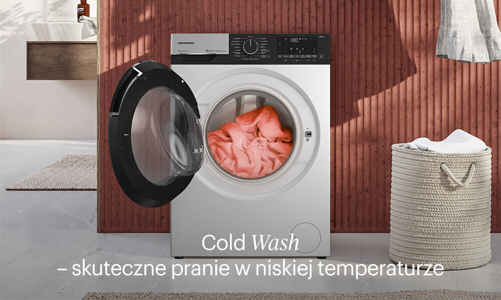Pralka z otwartymi drzwiczkami, w środku widoczne różowe pranie. Na dole napis: \'Cold Wash – skuteczne pranie w niskiej temperaturze\'.
