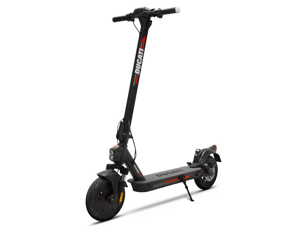 Czarna hulajnoga elektryczna z logo \'DUCATI\' na kierownicy i platformie. Posiada duże koła, przednie światło i amortyzację.