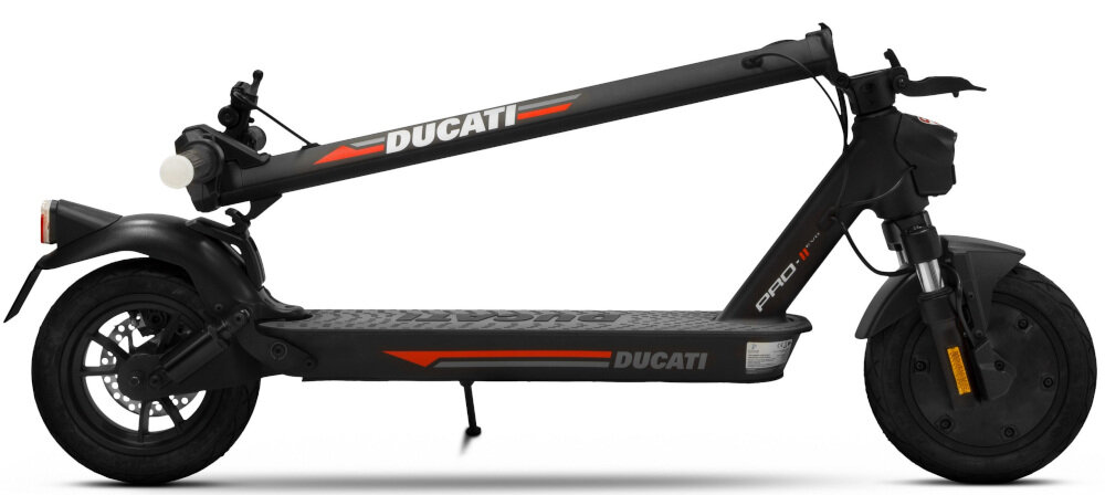 Czarna hulajnoga elektryczna z napisem \'DUCATI\' na ramie i \'PRO-II\' na podeście. Posiada amortyzację i duże koła, a na kierownicy widoczny jest uchwyt na telefon.